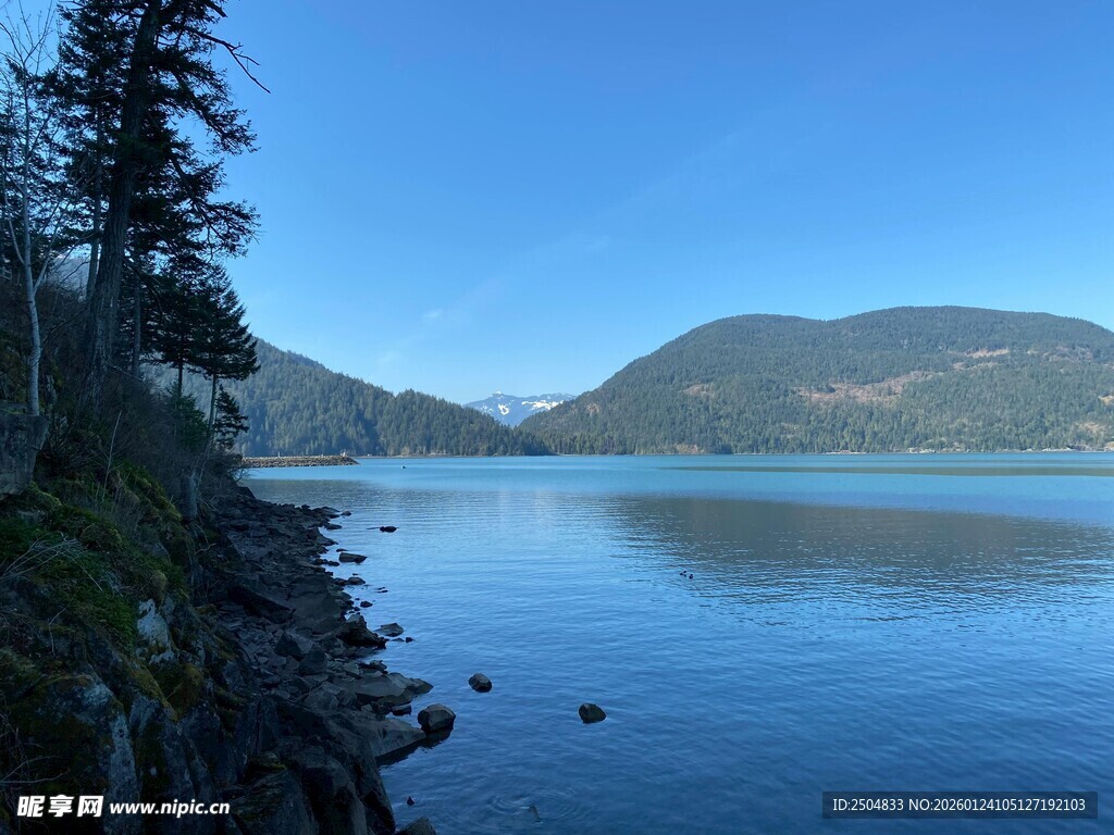 宁静湖畔的山水风光