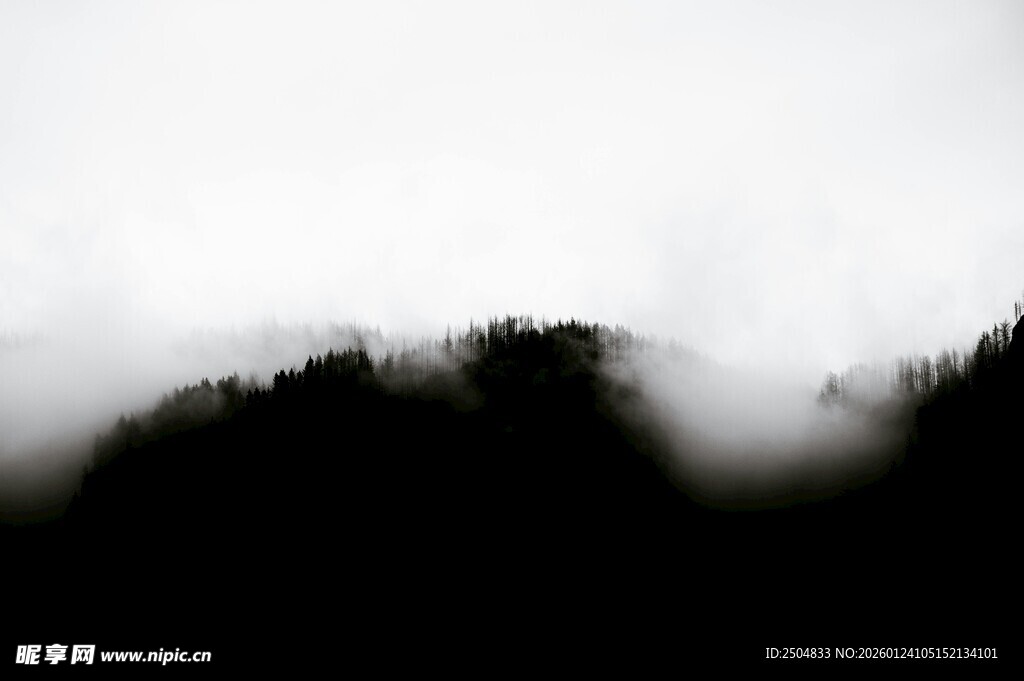 山间云雾缭绕的朦胧景致