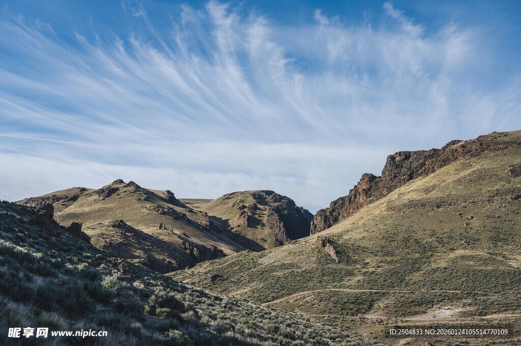 壮丽山脉与蓝天美景