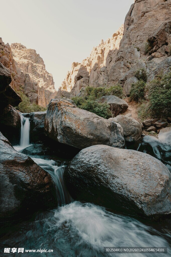 山间溪流潺潺 岩石相伴