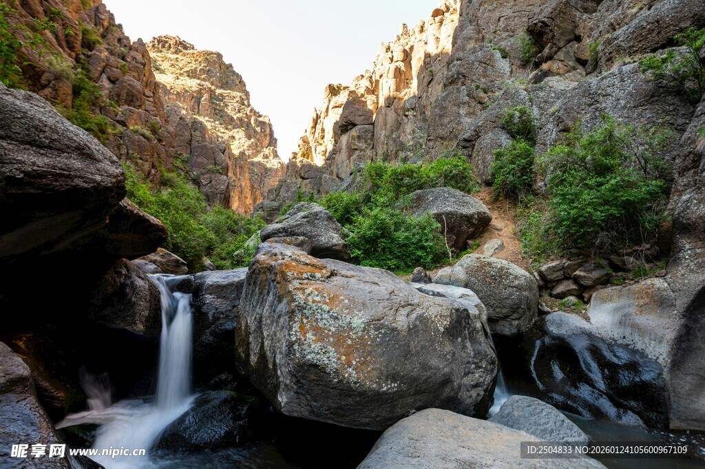山间溪流瀑布岩石景观