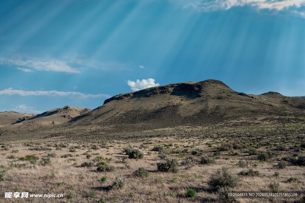 阳光照耀下的荒凉山地