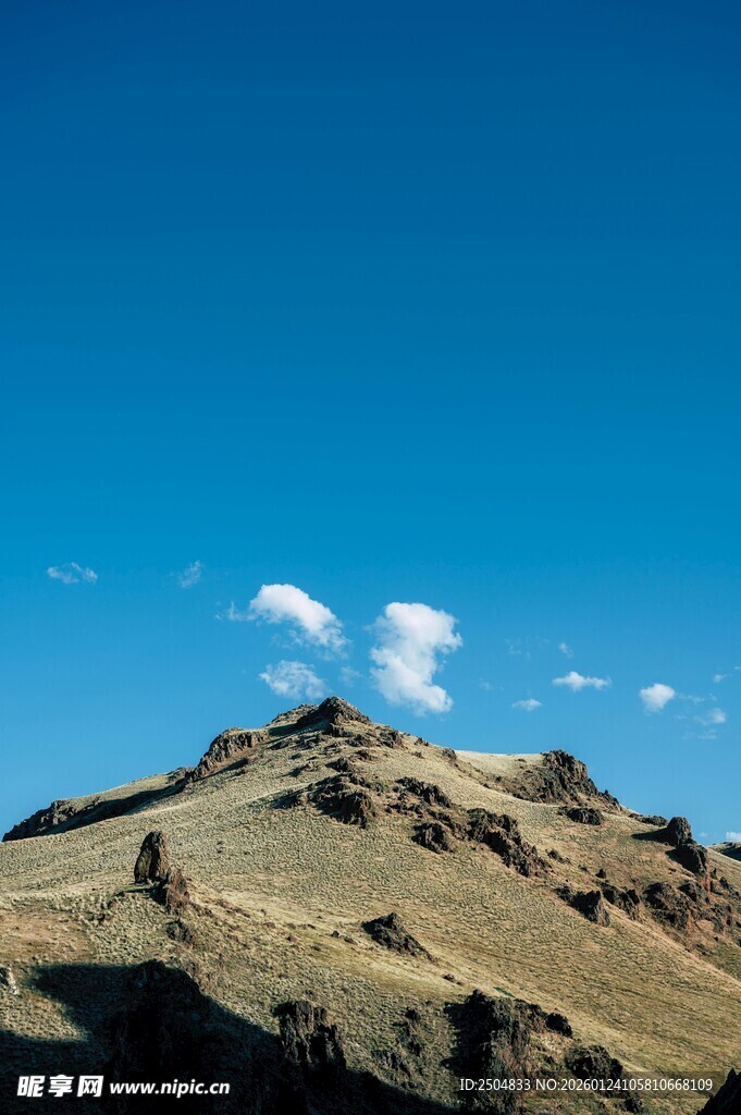 蓝天映衬下的山景