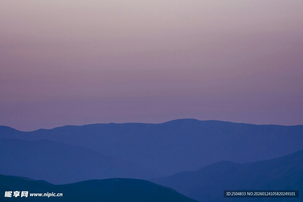 黄昏下的连绵山峦