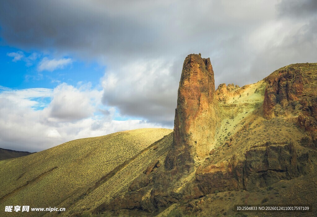 孤峰屹立于绿野蓝天间