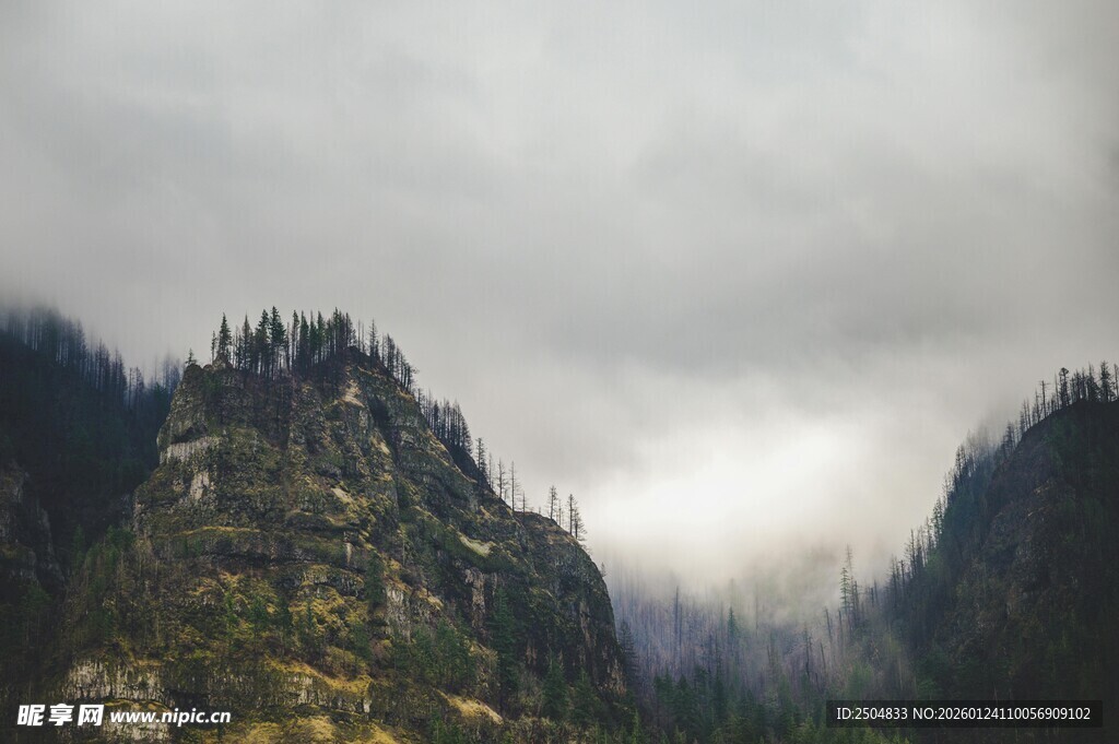 云雾缭绕的壮丽山峰