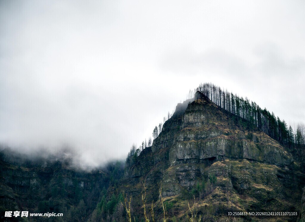 云雾缭绕的巍峨山峰