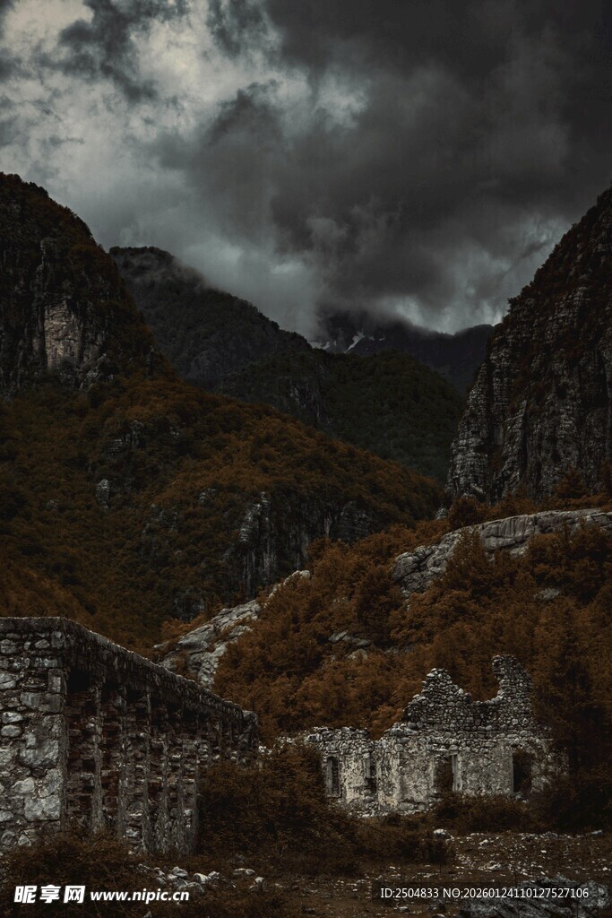 山间废弃房屋与 沉天色