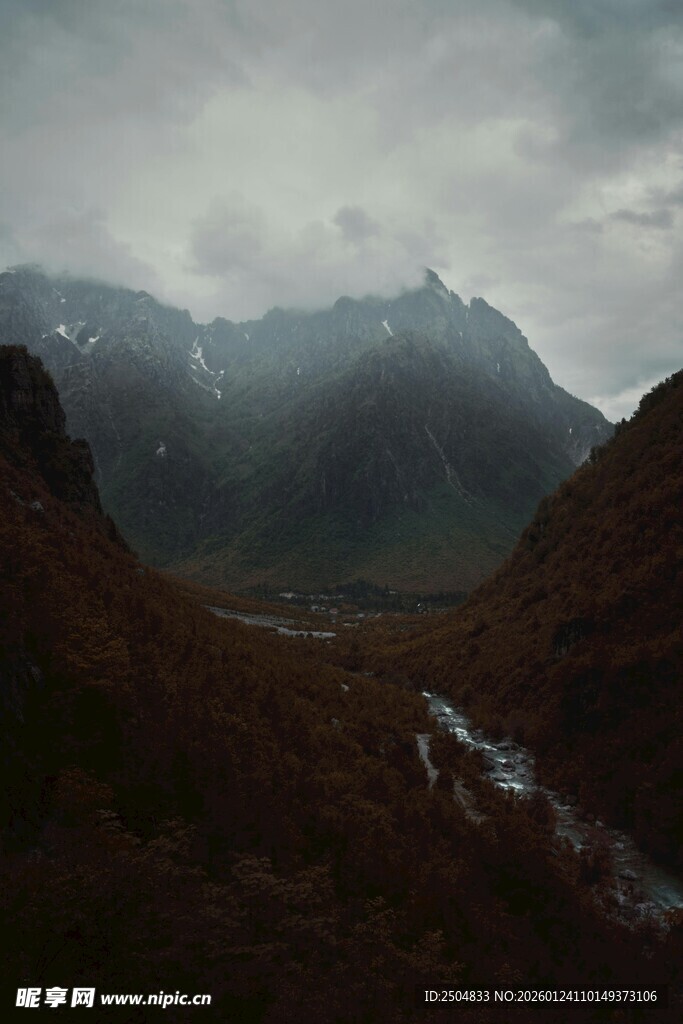 云雾缭绕的壮丽山间景色