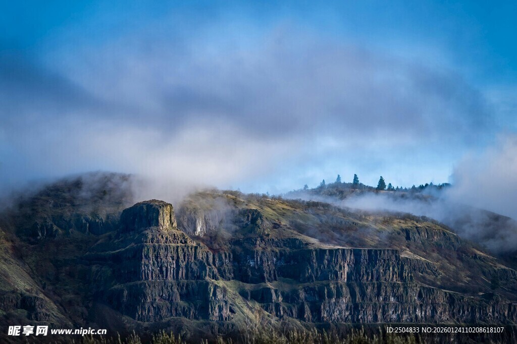 云雾缭绕的壮丽山景