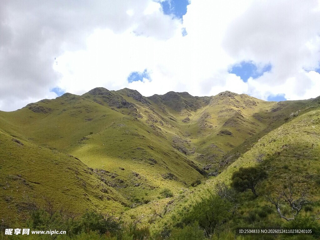 翠绿山峦与蓝天白云美景