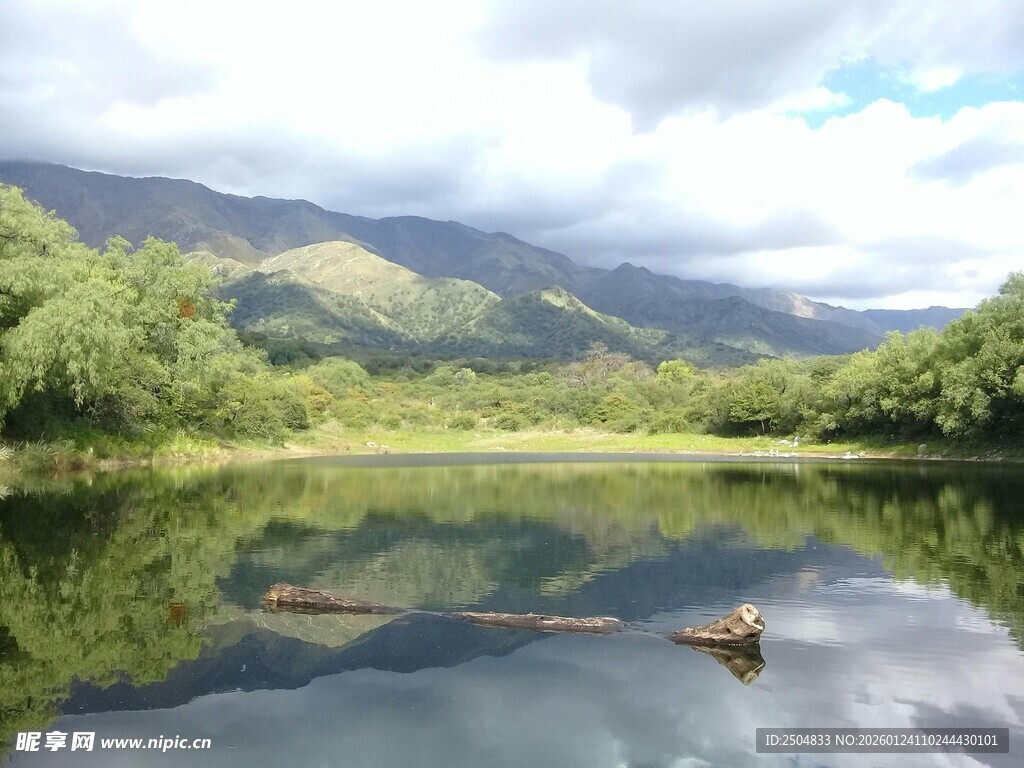 宁静湖畔的自然美景