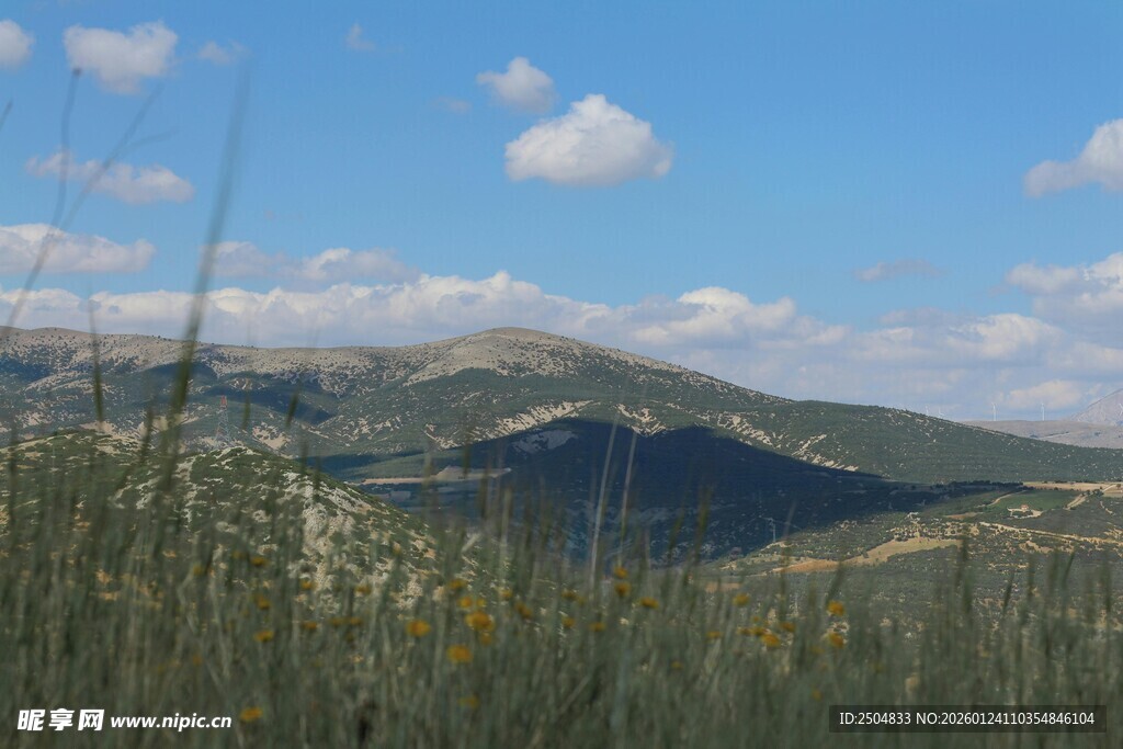 山间草地蓝天美景