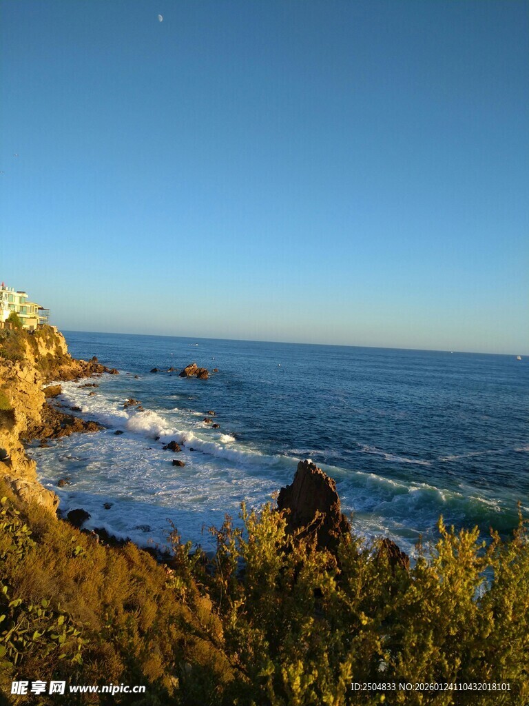 海岸风光 碧海蓝天绿植相伴