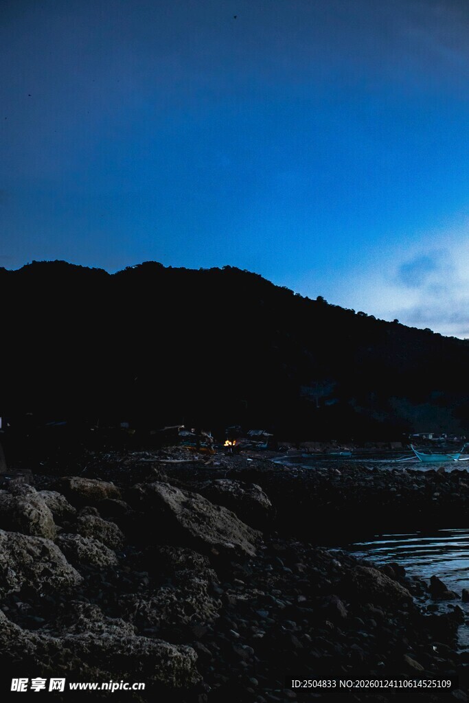 夜幕下的海边岩石景观