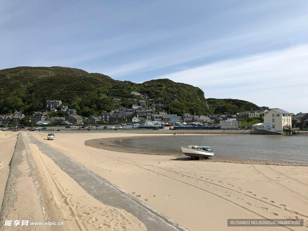 宁静海滩与岸边的美丽景致