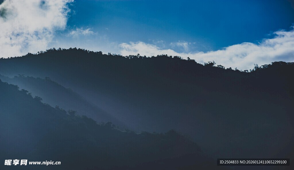云雾缭绕的山峦美景