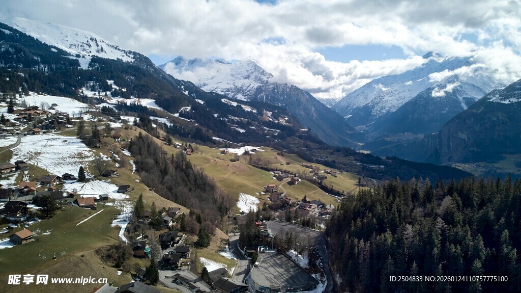 山间小镇雪景风光