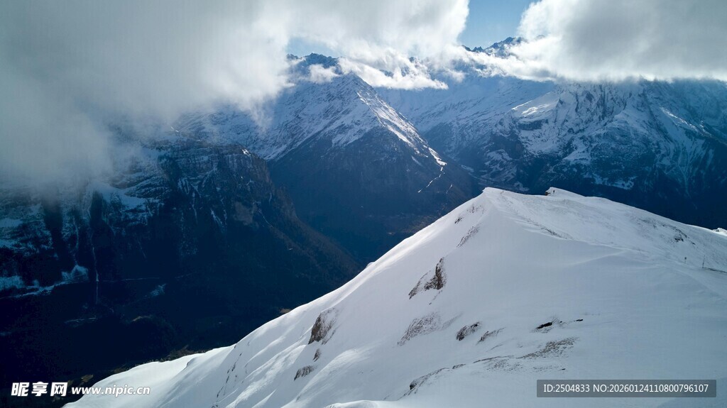 雪山之巅云雾缭绕美景