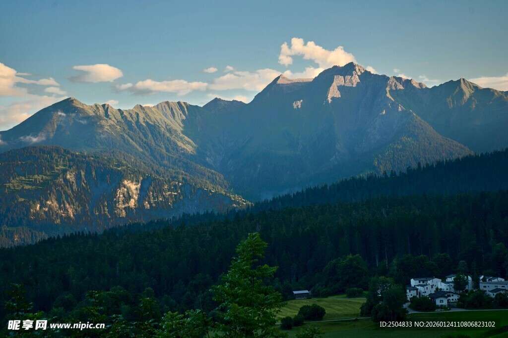 山间美景 远处山峦与村落