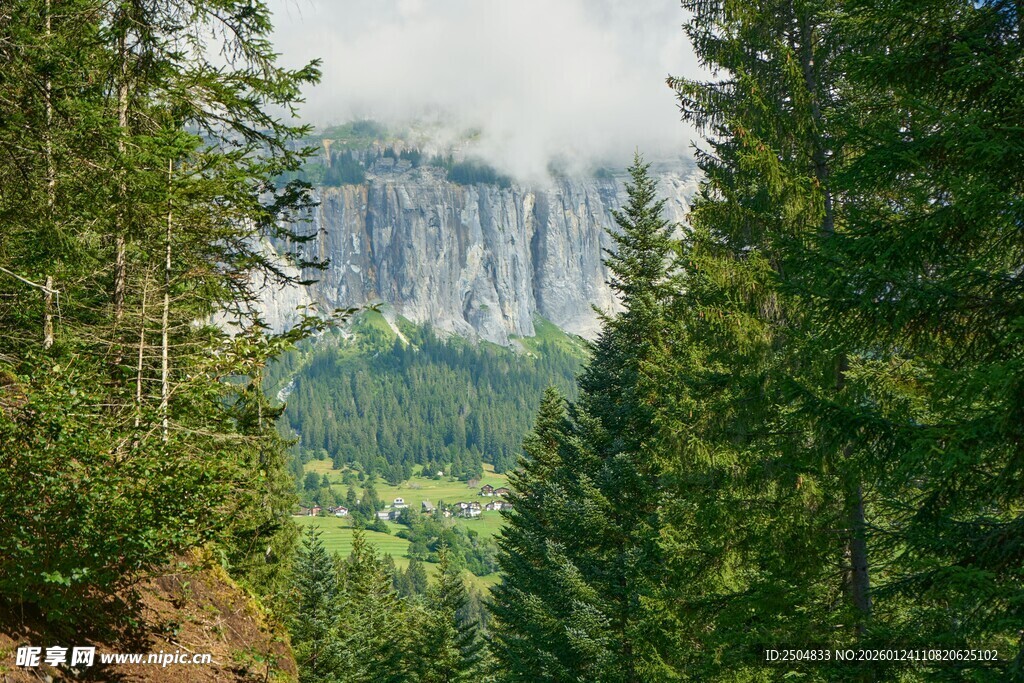 山林间远眺云雾缭绕山峦