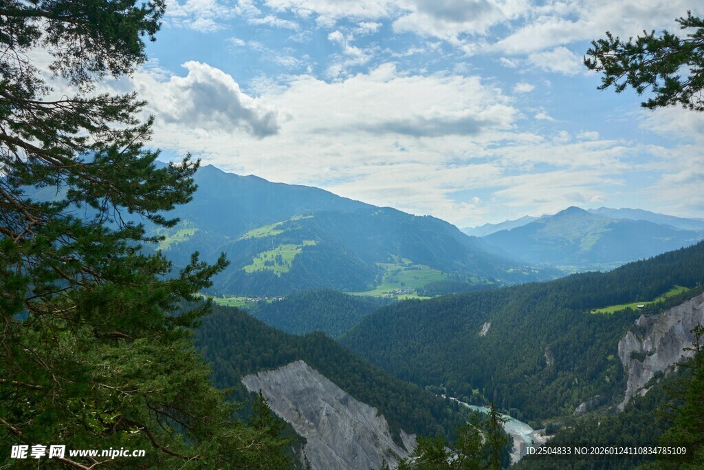 山间美景 绿意盎然的山谷