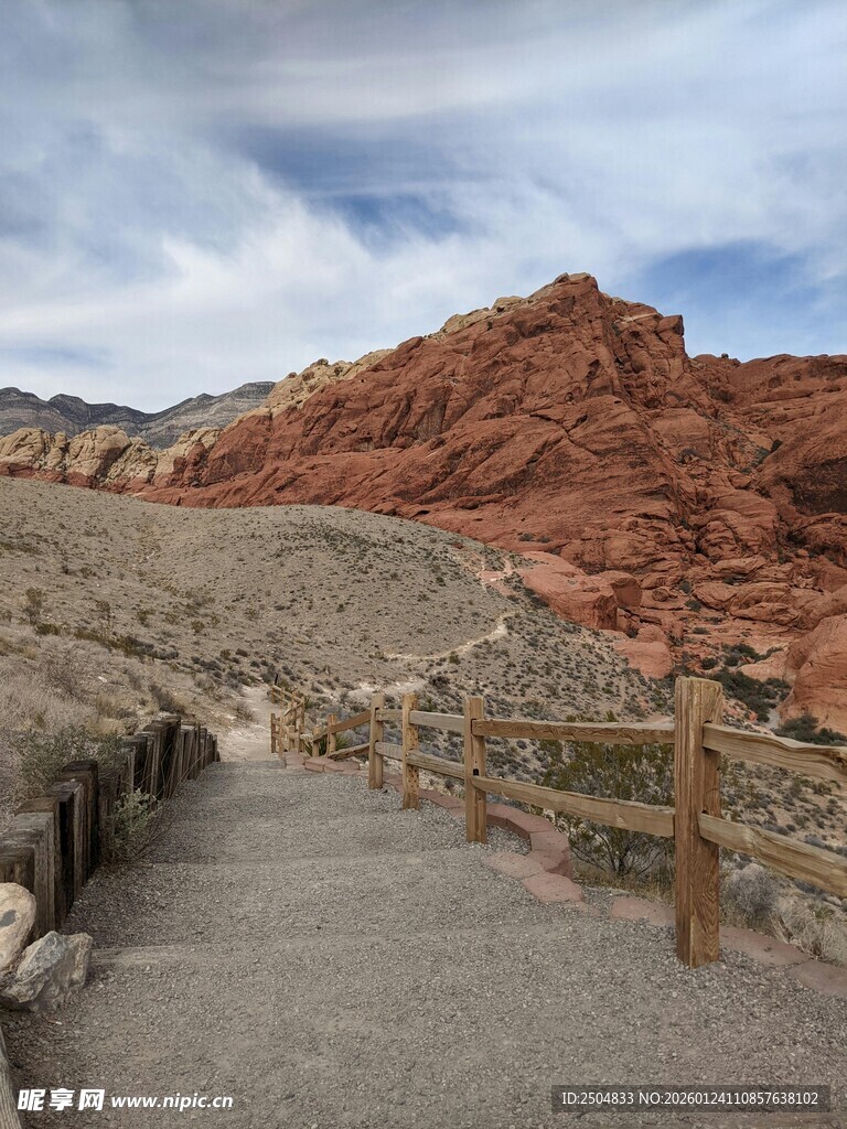 红岩景观下的蜿蜒步道