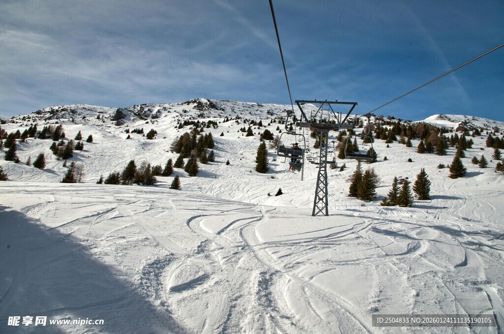 雪山滑雪场景