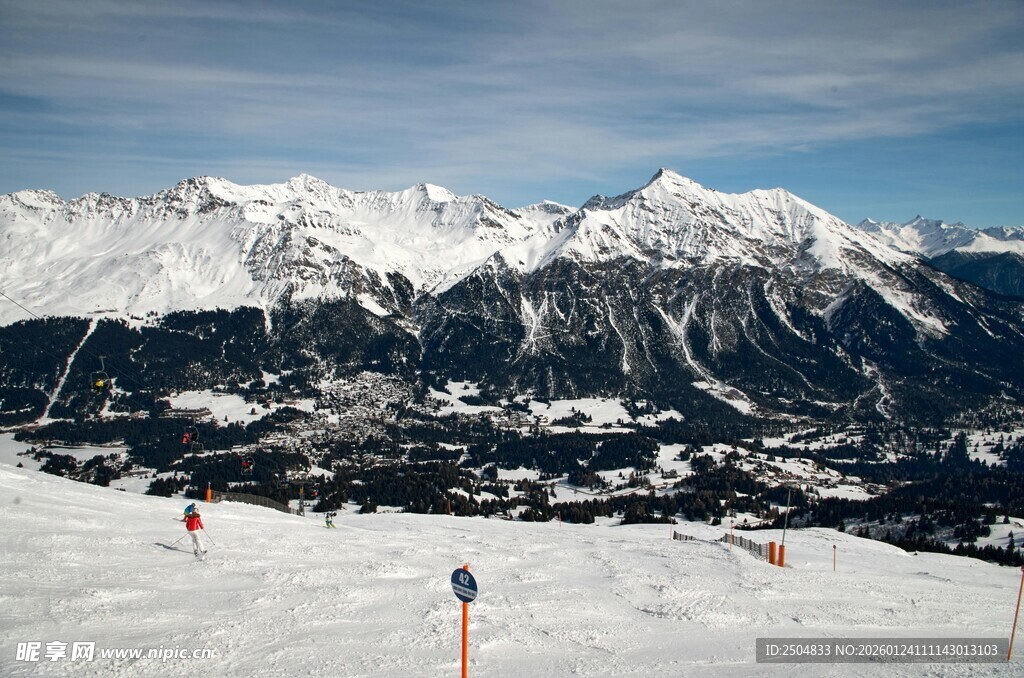 雪山滑雪场景