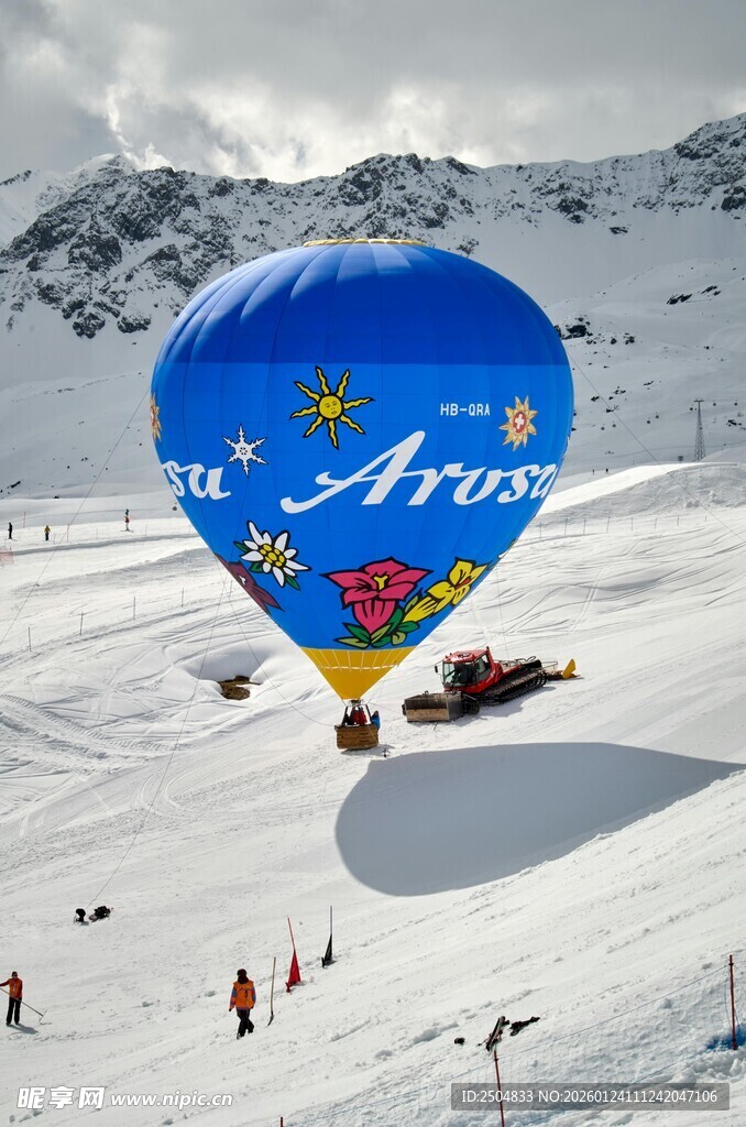 雪地中的多彩热气球