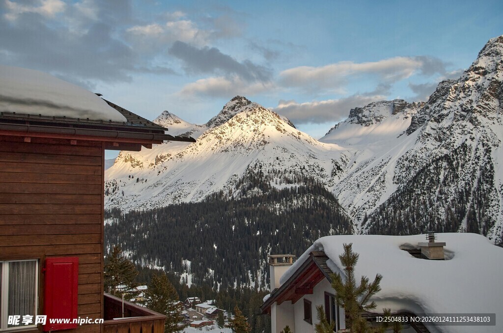 雪山下的温馨小屋