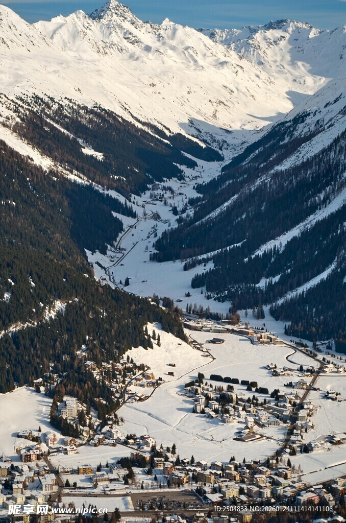 雪山下的宁静山谷风光