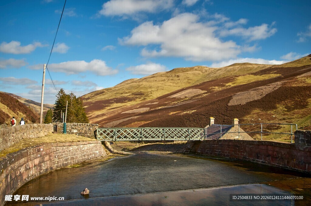 山间石桥与秀丽自然风光