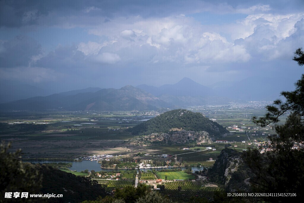 山间美景俯瞰图