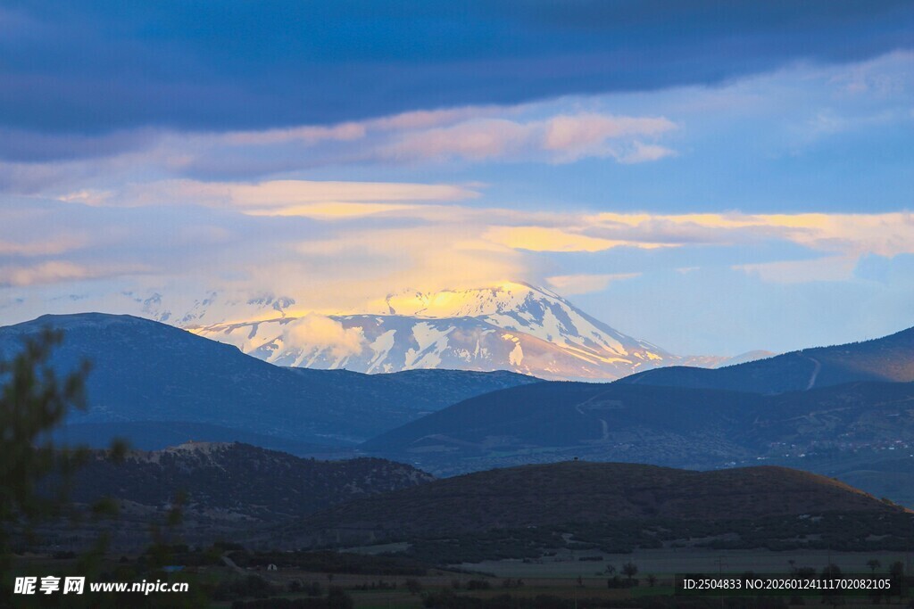 壮丽山景中的梦幻天空