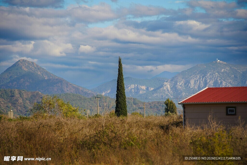 乡村小屋与远山风景