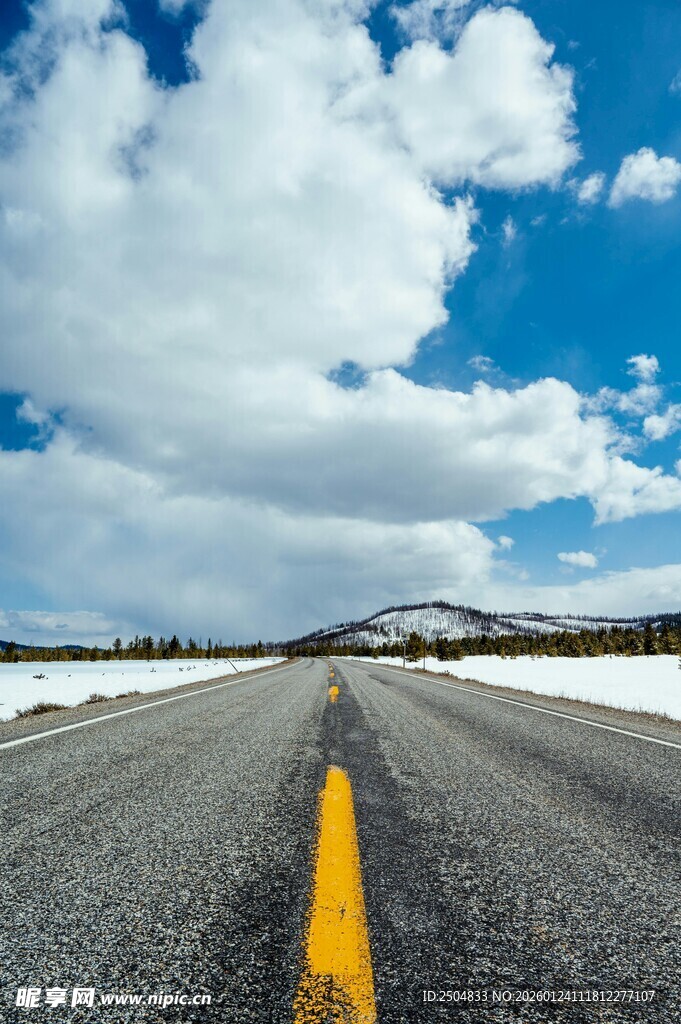 公路伸向蓝天白云间