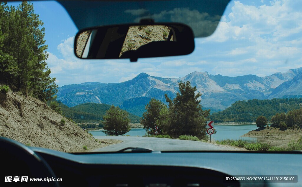 车中视角的山水风景
