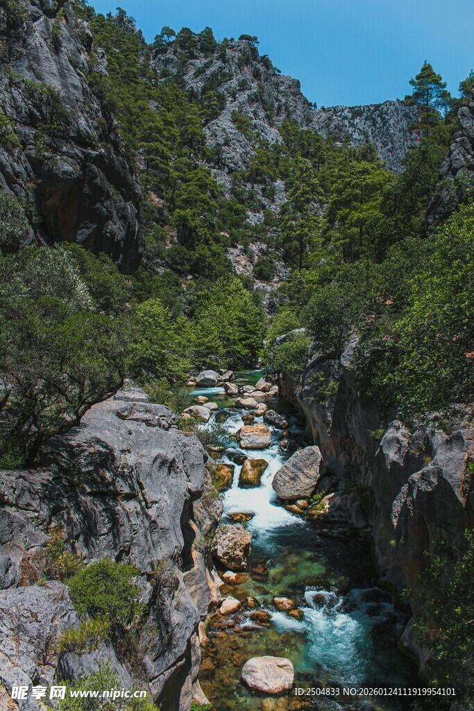 山间溪流穿行于嶙峋山石间