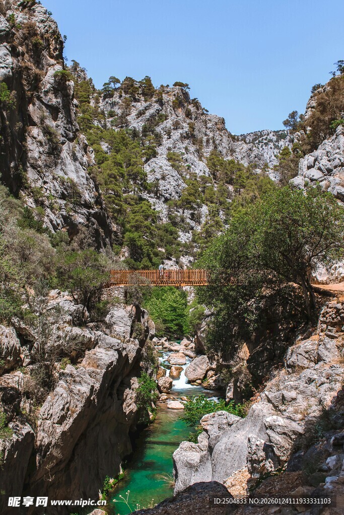 山间碧溪上的古朴石桥