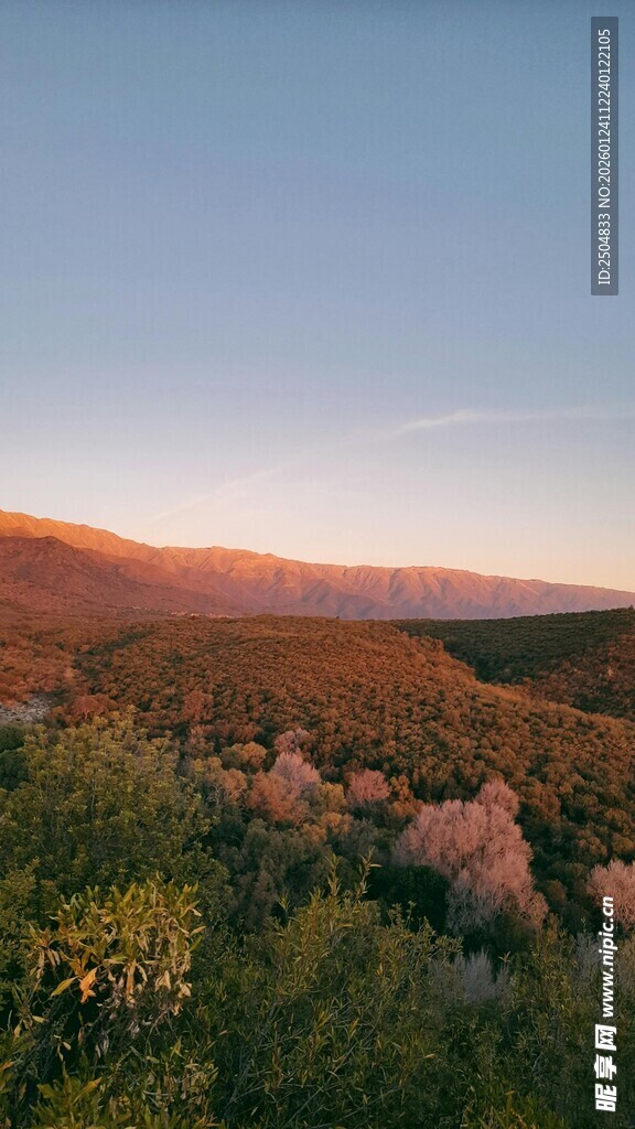 黄昏下的山野风光