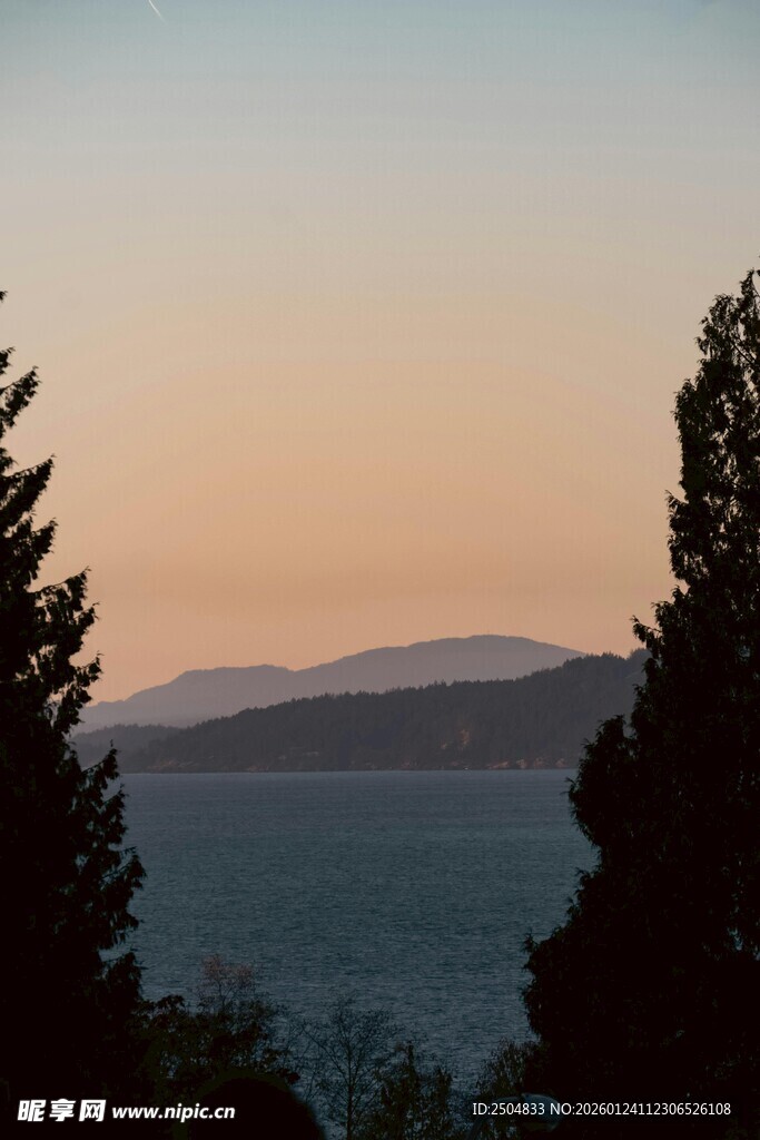 黄昏湖畔山林美景