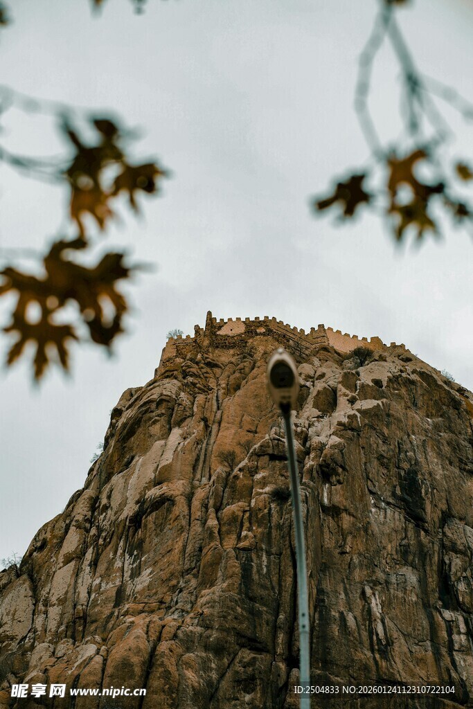 巍峨山石与枝头秋叶