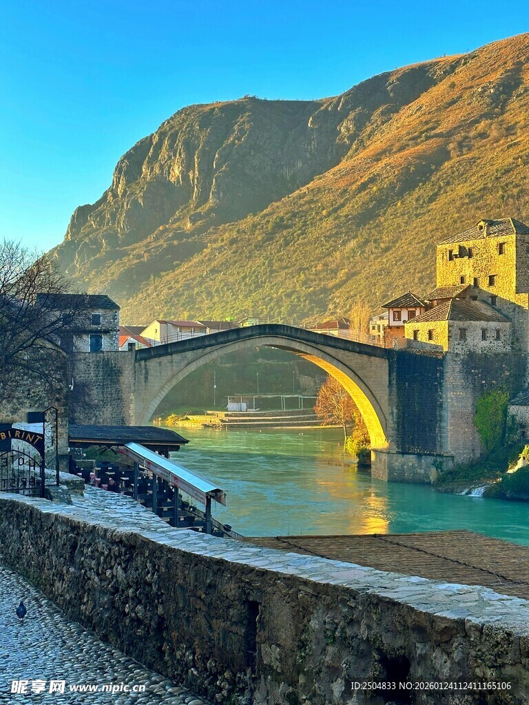 古老石桥横跨碧水青山