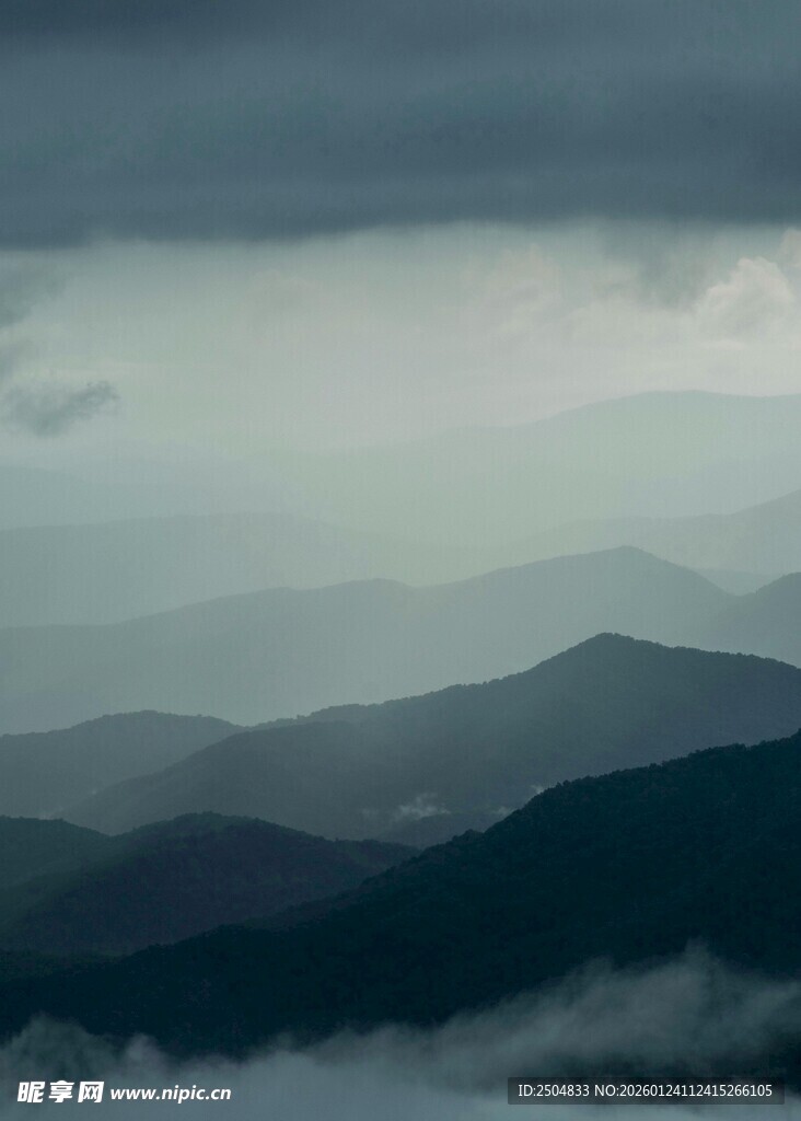 云雾缭绕的层叠山峦