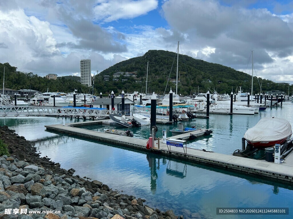 宁静港湾中的停泊船只