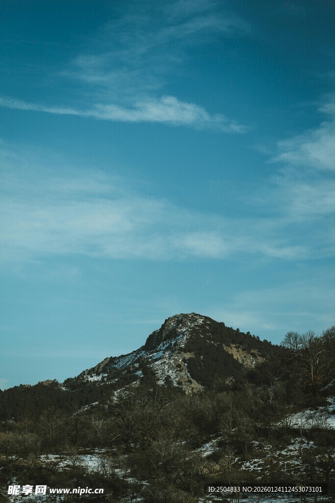 蓝天映衬下的巍峨山峰
