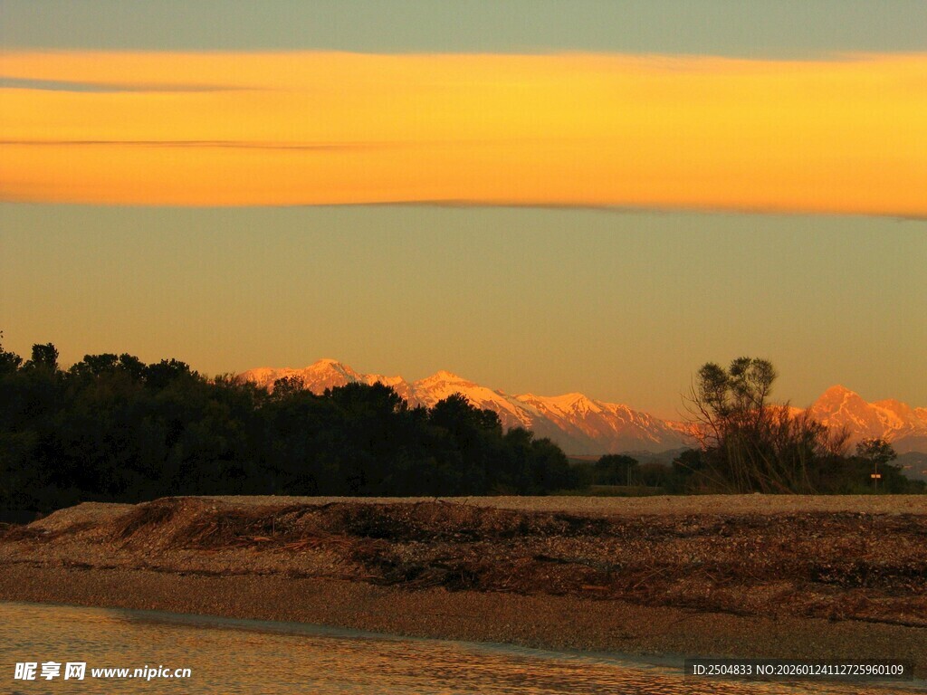 夕阳下的河岸风光