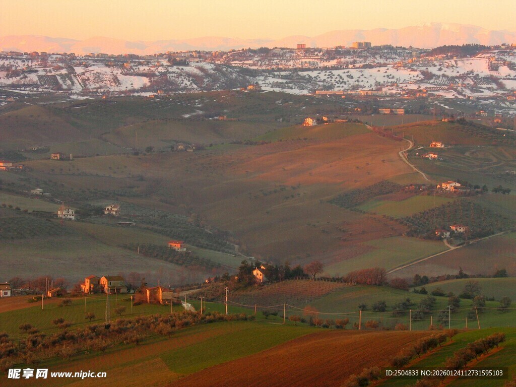 黄昏下的田园风光美景
