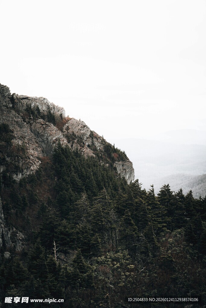 山峦云雾间的自然景致